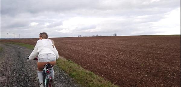  Premiere! Fahrrad in der Öffentlichkeit geil abgefickt!  Teil 2